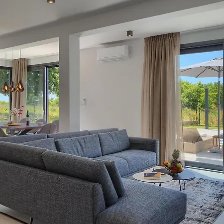 Gorgeous In With Kitchen Holiday home *