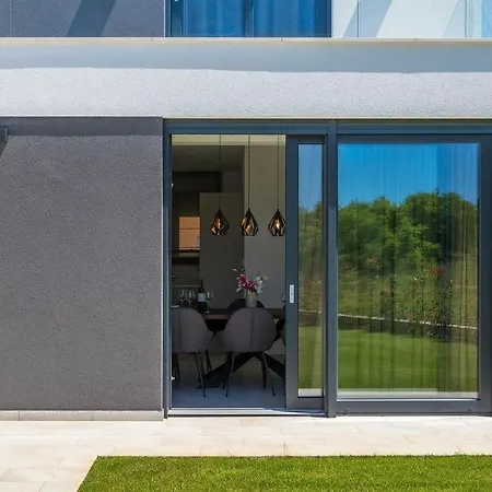 Gorgeous In With Kitchen Holiday home *